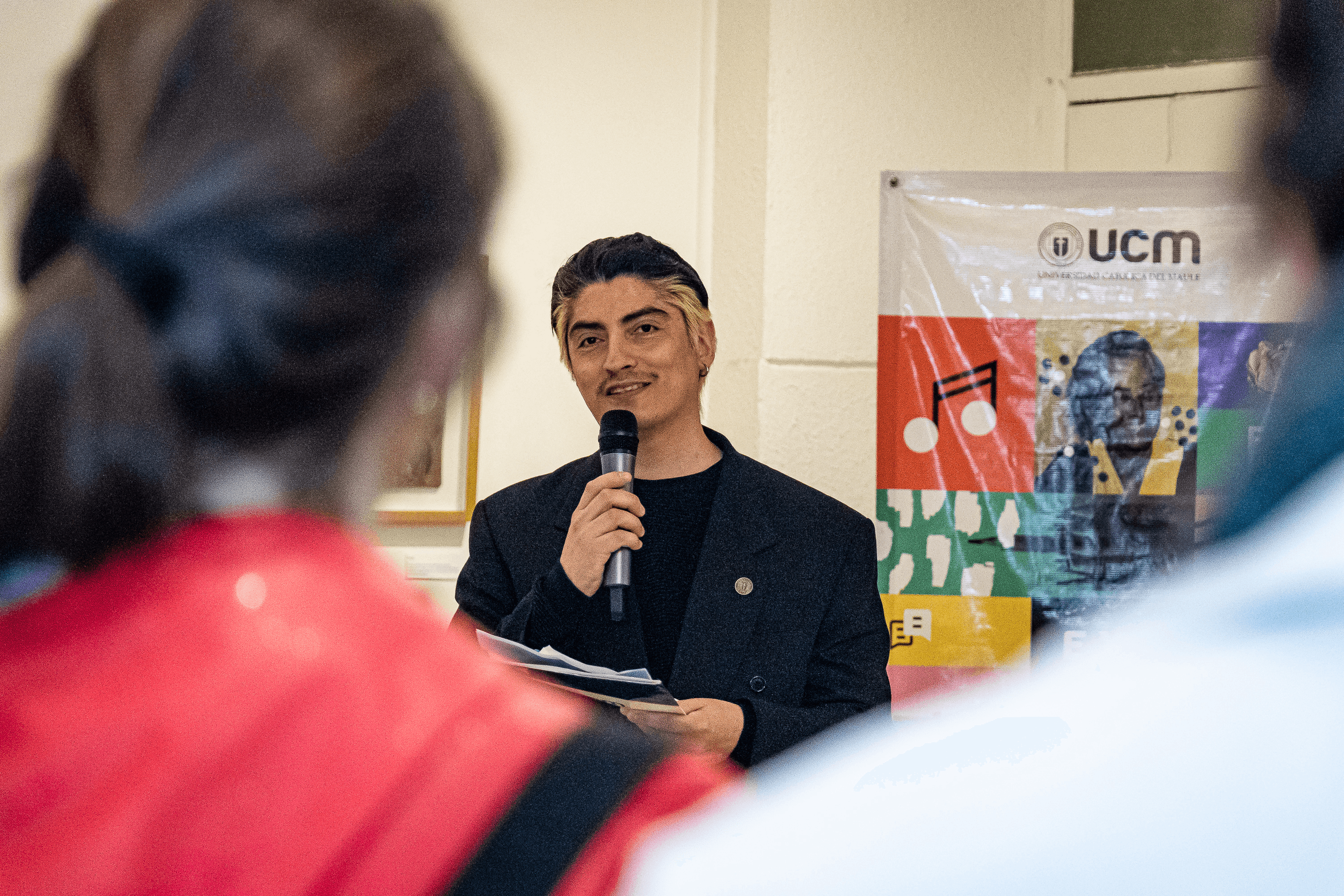 Un hombre está dando un discurso en un evento cultural.