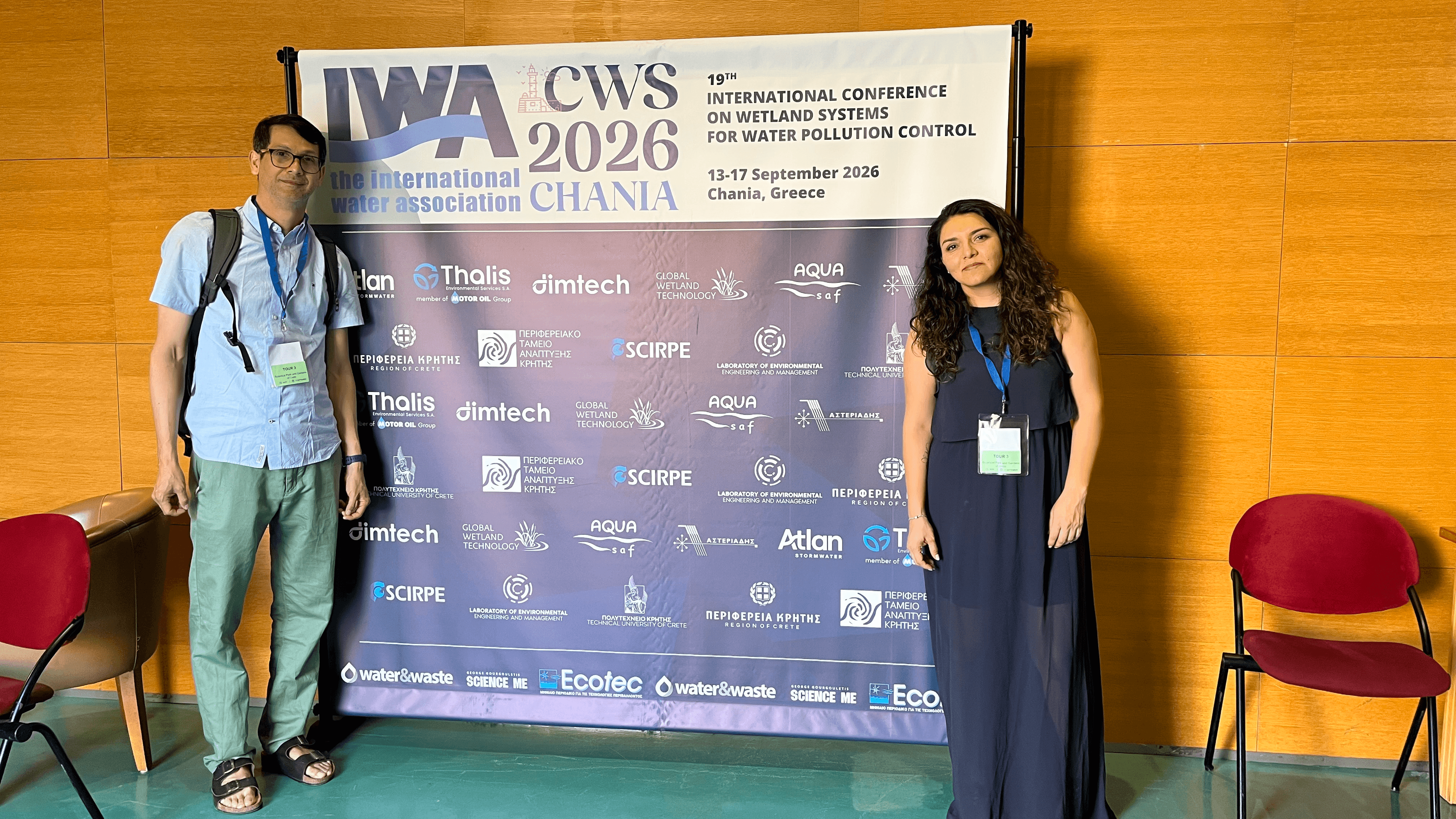 Dos personas se encuentran en una conferencia sobre control de contaminación del agua en Chania, Grecia.