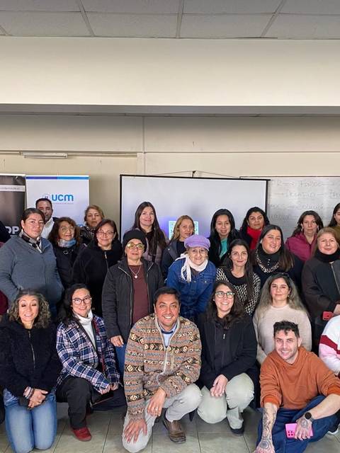Una gran reunión de personas posando juntas en un evento comunitario.