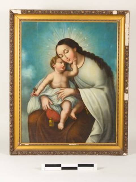 La imagen representa a la Virgen María abrazando a un niño Jesús, ambos con expresiones serenas.
