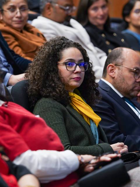 Un grupo de personas sentadas en un auditorio durante un evento en Chile.