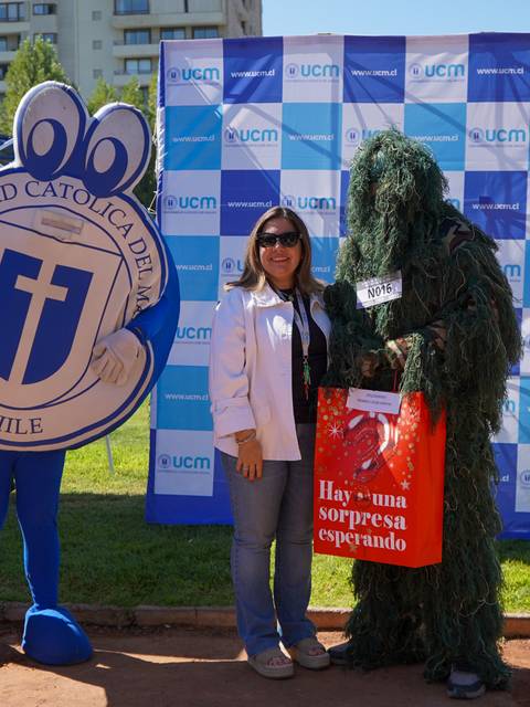 En la actividad se ven a personas disfrazadas y una mujer sonriendo en un ambiente festivo.