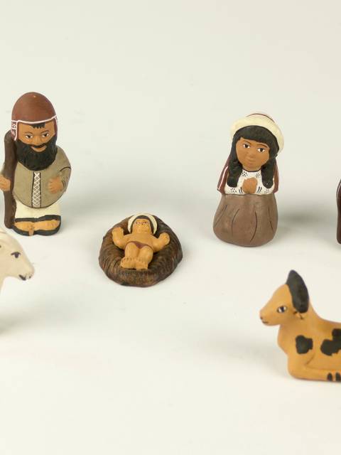Figura de un nacimiento con personajes y animales en cerámica.