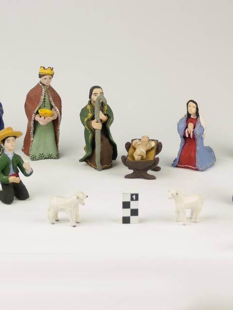 Un conjunto de figuras navideñas que representan a los personajes del belén, incluyendo reyes, pastores y animales.