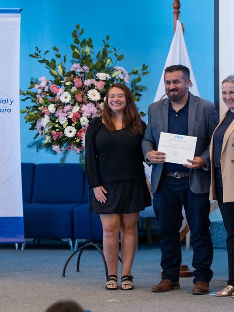 Ceremonia de entrega de certificados en la UCM, destacando logros académicos.
