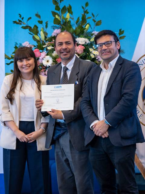 Entrega de certificados en una ceremonia formal en la universidad.