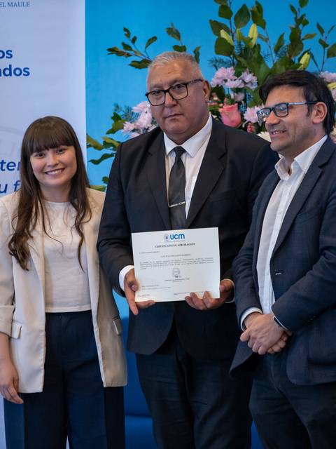 Ceremonia de entrega de certificados en una universidad chilena.