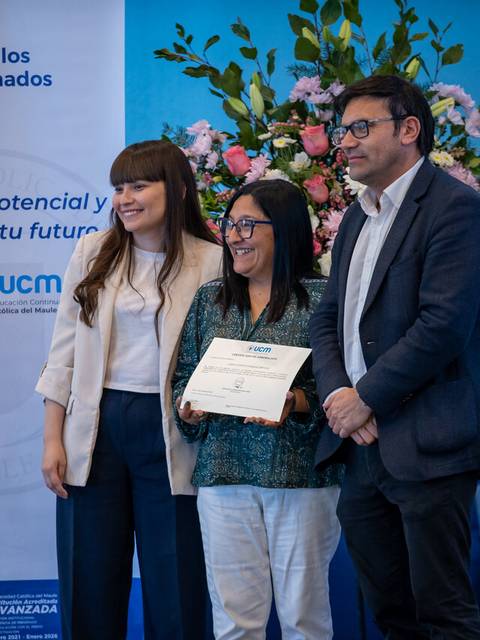 Entrega de certificado en evento de la Universidad Católica de Chile.