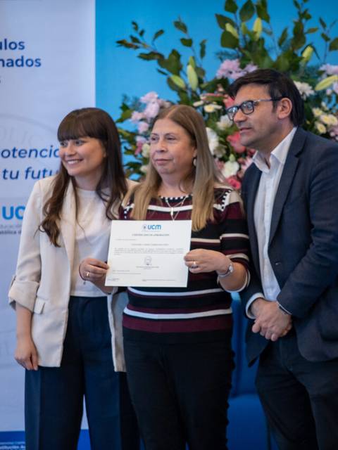 Una mujer recibe un certificado en un evento de graduación en la universidad.