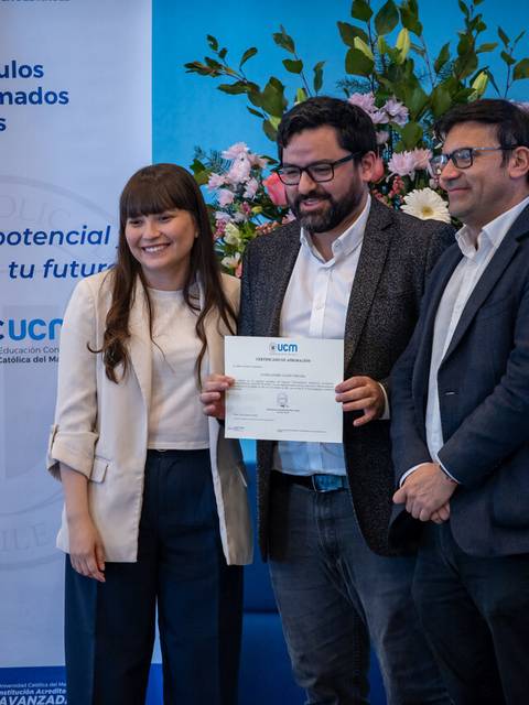 Un grupo de personas celebra la entrega de un certificado en un evento académico en Chile.
