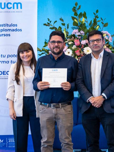 Momento de entrega de certificados en la Universidad Católica del Maule.