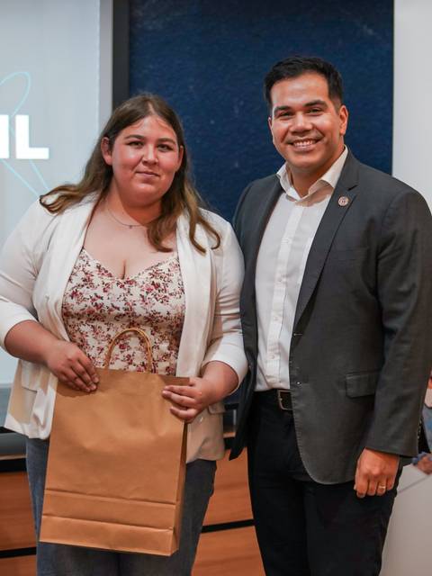 Ceremonia de entrega de un reconocimiento a una estudiante en la Universidad Católica del Maule.