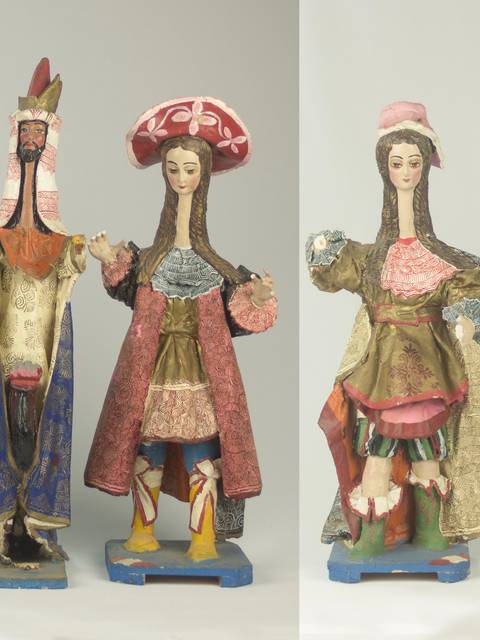 Una serie de figuras estilizadas de madera pintadas a mano, representando personajes con vestimentas coloridas.