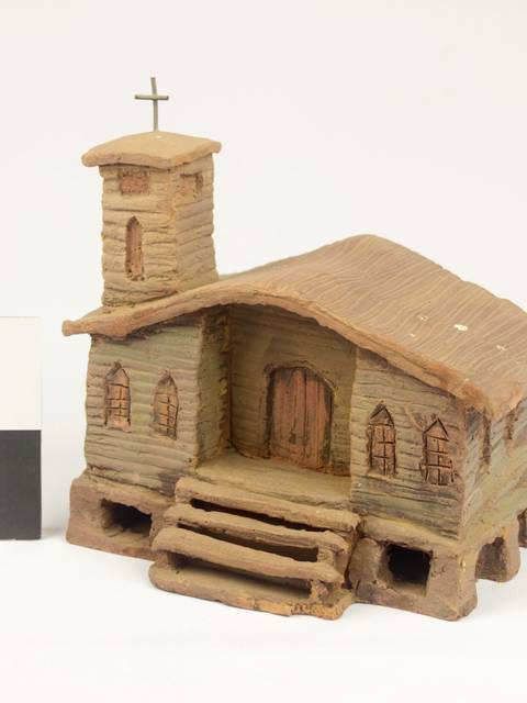 Una maqueta de una iglesia con campanario y escaleras frontales.