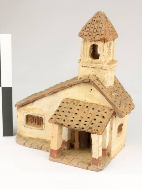 Una maqueta de una iglesia con un campanario y un diseño arquitectónico detallado.