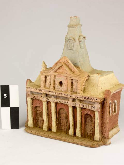 La imagen muestra una escultura de una edificación con un diseño arquitectónico ornamentado.