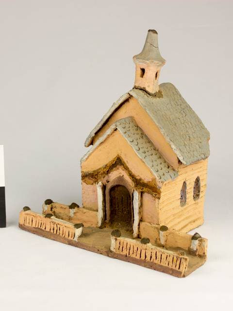 Se trata de una pequeña casa de estilo eclesiástico con un techo a dos aguas y un campanario.