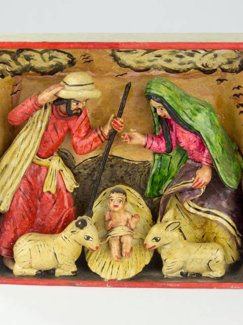 Una representación de la Natividad con figuras talladas de María, José, el niño Jesús y animales.