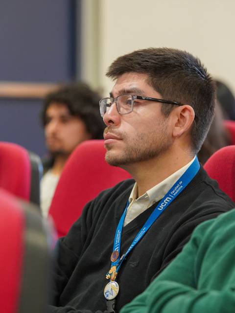 Un grupo de personas atentas en una charla o presentación.