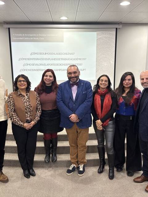 Un grupo de profesionales sonrientes posando en un evento en Chile.