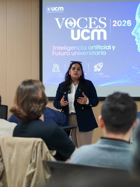 Una mujer expone sobre inteligencia artificial y futuro universitario en un evento de la UCM.
