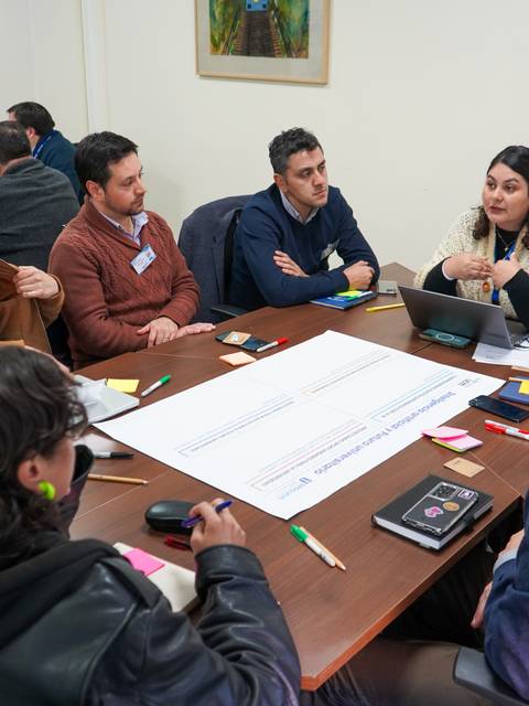 Un grupo de profesionales chilenos participando en una reunión colaborativa.