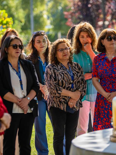 Un grupo de mujeres observando atentamente una actividad al aire libre.