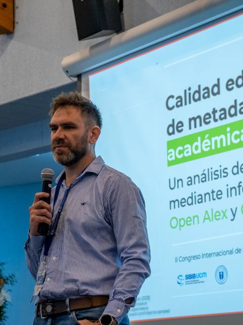 Un expositor presenta en un congreso sobre el manejo de metadatos en revistas académicas chilenas.