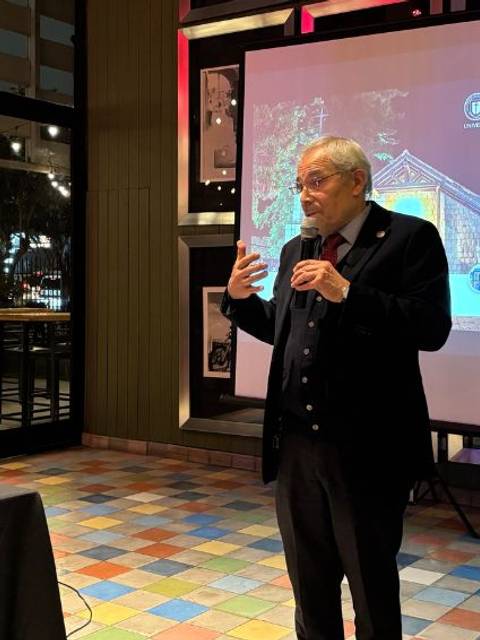 Un caballero está haciendo una presentación en un evento académico.