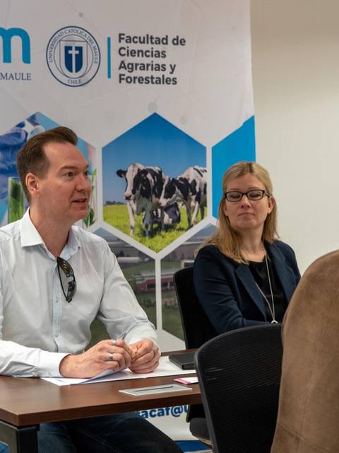 Una reunión en un entorno académico con participantes discutiendo temas relacionados con la agricultura y la forestación.