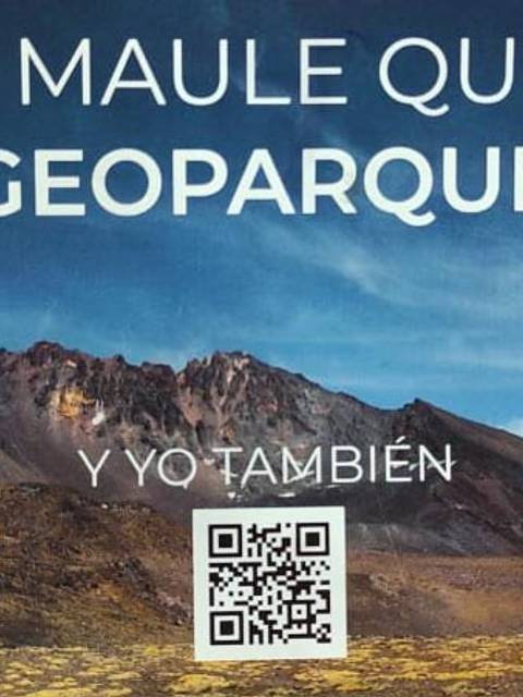 Un cartel que promueve el Geoparque en la región del Maule, Chile, con un paisaje montañoso de fondo.