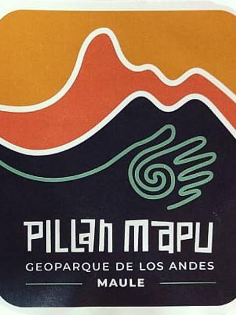 Logo del Geoparque Pillán Mapu, que representa montañas y un elemento cultural.