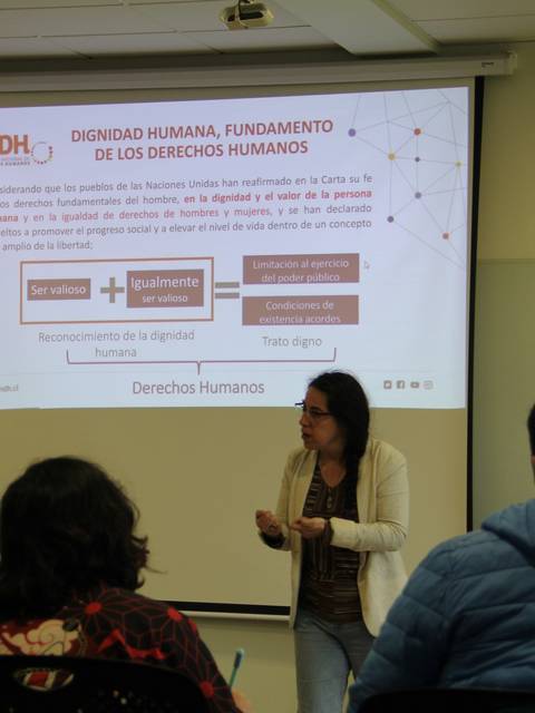 Una presentación sobre la dignidad humana y los derechos humanos se lleva a cabo en un aula.
