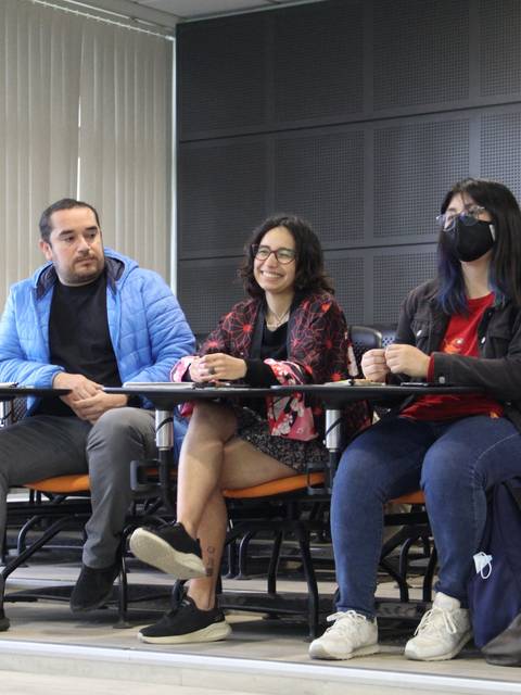 Un grupo de cuatro personas sentadas en un aula, participando en una discusión.