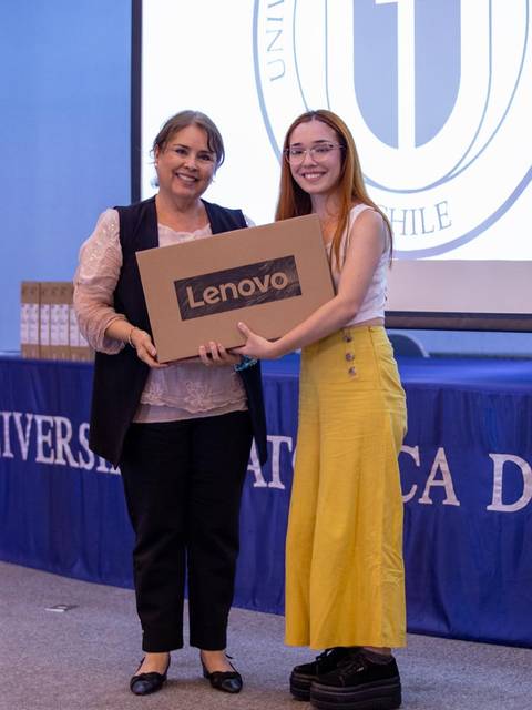 Entrega de un premio de Lenovo en la Universidad Católica de Chile.