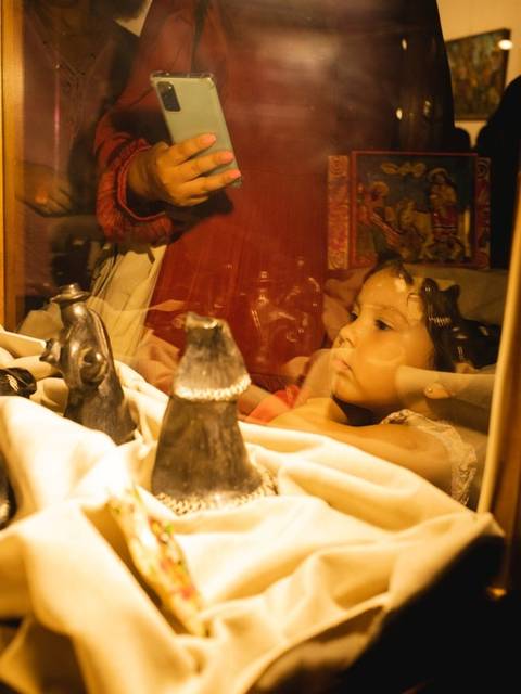 Una niña observa objetos en una vitrina en un museo.