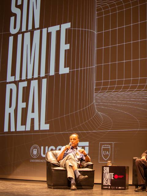 Un hombre sentado en un sofá en un evento titulado 'Sin Límite Real'.
