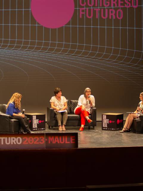 Un panel de discusión en un escenario con cuatro mujeres sentadas en sillas, durante el Congreso Futuro 2023 en Maule.