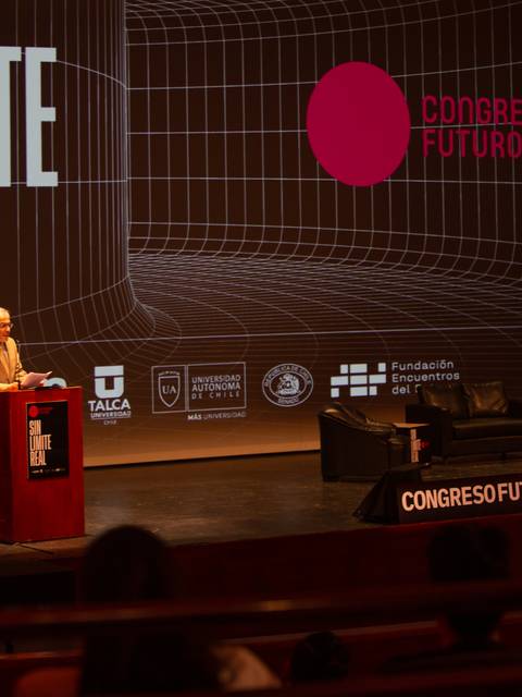 Un conferencista presenta en un escenario con una pantalla grande que muestra el logotipo del Congreso Futuro 2023.