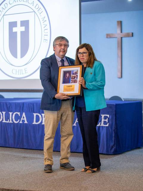 Una ceremonia de entrega de reconocimiento en la Universidad Católica del Maule en Chile.
