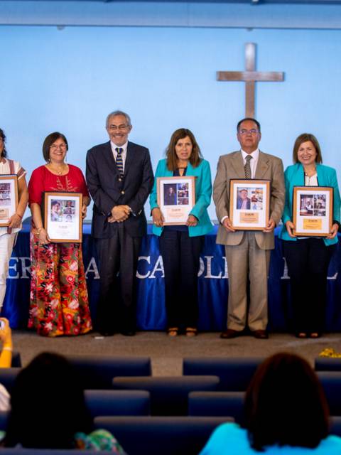 Un grupo de personas sosteniendo premios en un evento religioso.