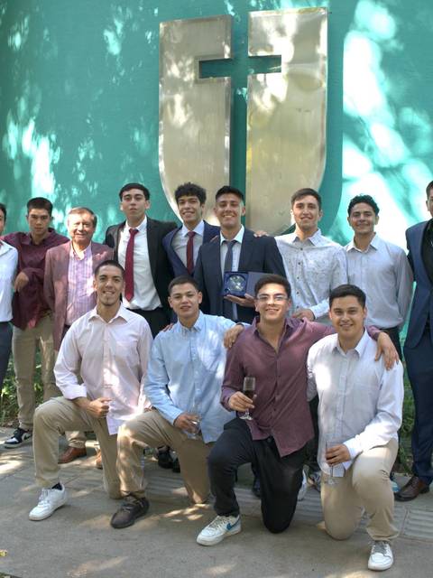Grupo de jóvenes posando juntos en una ceremonia de graduación.