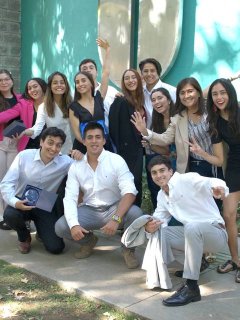 Un grupo de personas sonrientes posando juntas al aire libre.