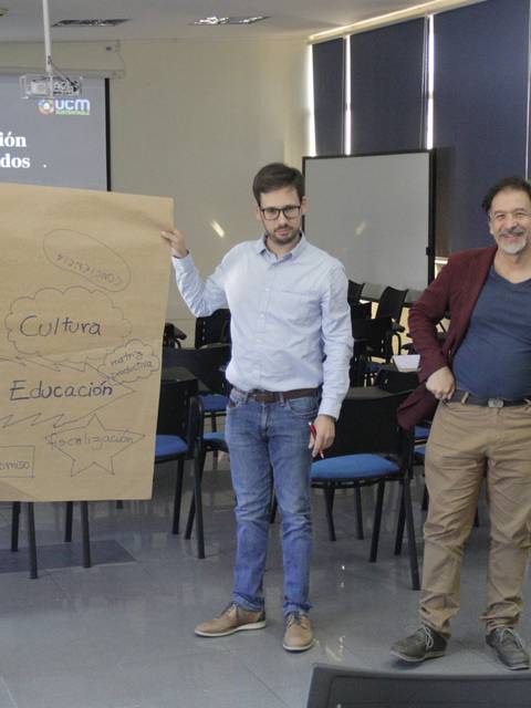 Presentación de resultados sobre cultura y educación en un evento académico.
