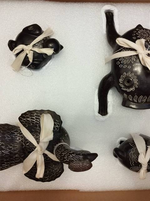 Un conjunto de figuras decorativas de cerámica en una caja de embalaje.