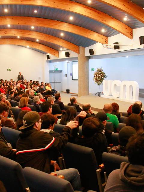 Una conferencia en un auditorio con una gran audiencia.