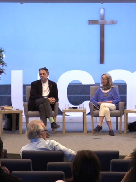 Un panel de discusión sobre el golpe de Estado en Chile, con varios ponentes sentados en un escenario.