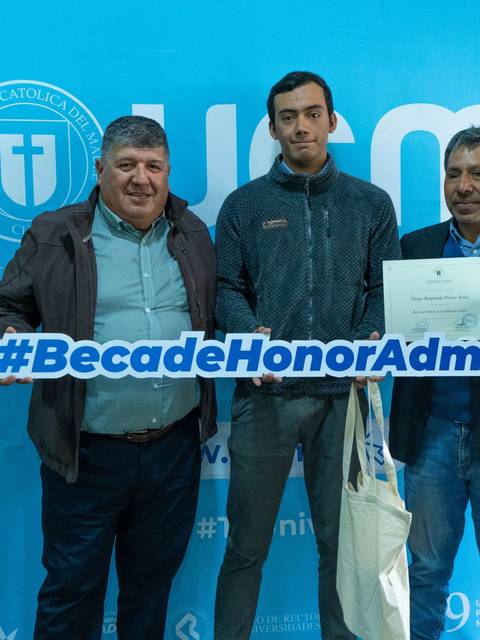 Tres hombres posan juntos celebrando la obtención de una beca de admisión en la universidad.