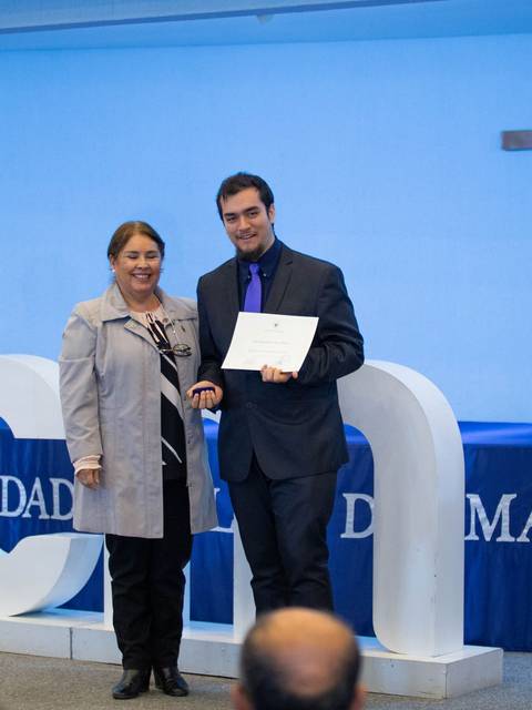 Un estudiante recibe un certificado en una ceremonia en la Universidad Católica del Maule.