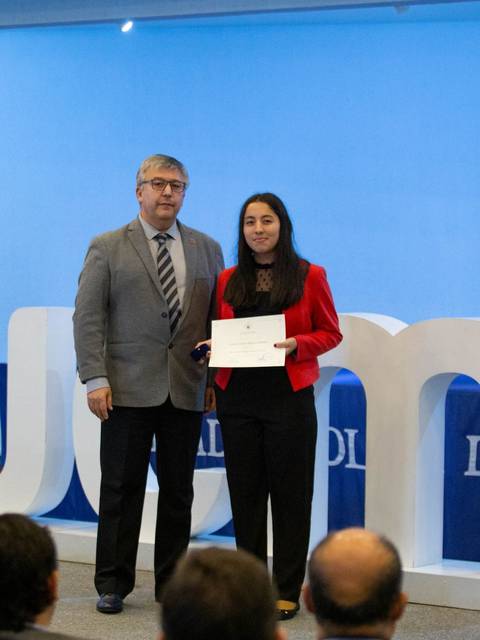 Una ceremonia de entrega de certificados en un ambiente formal.